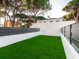Chalet in La Pineda. Casa adosada de lujo en venta en la pineda, castelldefels, cerca