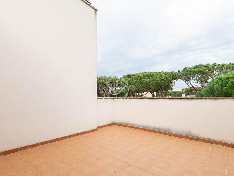Foto eb8bc90d-84af-4c81-9ec4-6dcfbfa2b249. Chalet casa adosada de lujo en venta en La Pineda, , cerca de la playa en Castelldefels