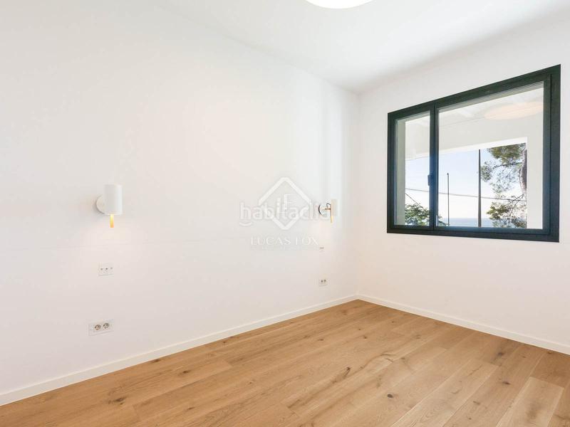 Foto 00092a45-fb07-4877-8008-c4c4886f1971. Chalet villa completamente renovada con vistas panorámicas al mar de 5 dormitorios con 143m terraza en venta en Bellamar en Castelldefels