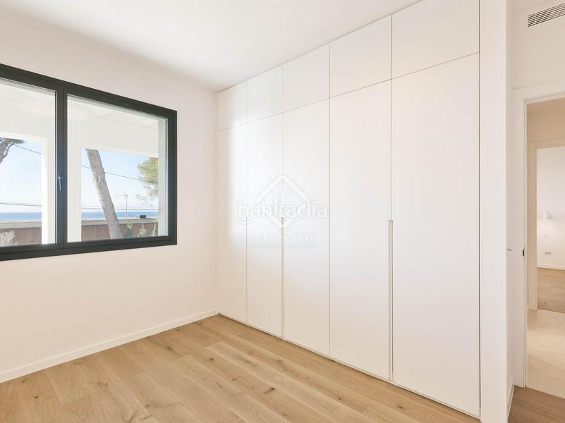 Foto 016935a9-426a-473a-b49a-1be01bdb0ae4. Chalet villa completamente renovada con vistas panorámicas al mar de 5 dormitorios con 143m terraza en venta en Bellamar en Castelldefels