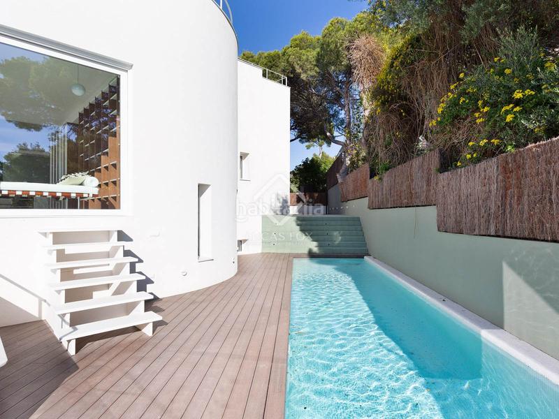 Foto 13109e03-5d81-4946-8f8f-71380fb02d28. Chalet villa completamente renovada con vistas panorámicas al mar de 5 dormitorios con 143m terraza en venta en Bellamar en Castelldefels