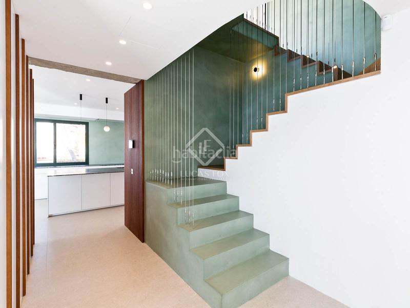 Foto 1590cbae-01e5-4b50-80f2-bdc8325700cc. Chalet villa completamente renovada con vistas panorámicas al mar de 5 dormitorios con 143m terraza en venta en Bellamar en Castelldefels