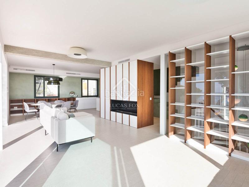 Foto 1d9d0183-7bb6-4386-a836-dafd79c3f67b. Chalet villa completamente renovada con vistas panorámicas al mar de 5 dormitorios con 143m terraza en venta en Bellamar en Castelldefels