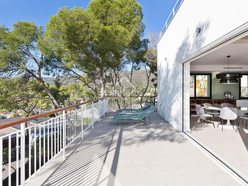 Foto 3f10e7fd-4529-414b-a005-4866fce63dbc. Chalet villa completamente renovada con vistas panorámicas al mar de 5 dormitorios con 143m terraza en venta en Bellamar en Castelldefels