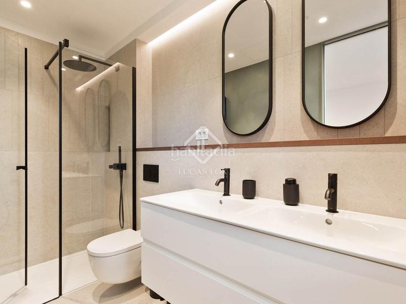 Foto 480af2e0-bd10-4961-8e77-2cb8bc479e63. Chalet villa completamente renovada con vistas panorámicas al mar de 5 dormitorios con 143m terraza en venta en Bellamar en Castelldefels