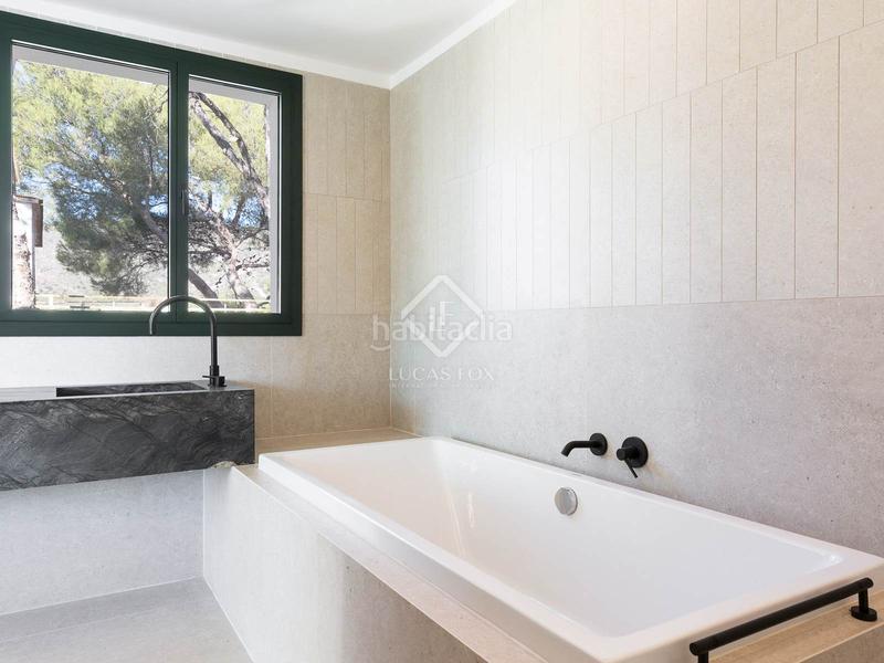 Foto 4f45da35-3f2f-46b5-8279-45f7b82c4d06. Chalet villa completamente renovada con vistas panorámicas al mar de 5 dormitorios con 143m terraza en venta en Bellamar en Castelldefels