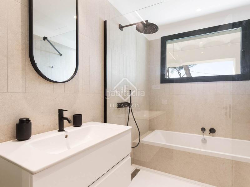 Foto 55c6525f-b7a1-4be7-b63d-95ebee49af6f. Chalet villa completamente renovada con vistas panorámicas al mar de 5 dormitorios con 143m terraza en venta en Bellamar en Castelldefels