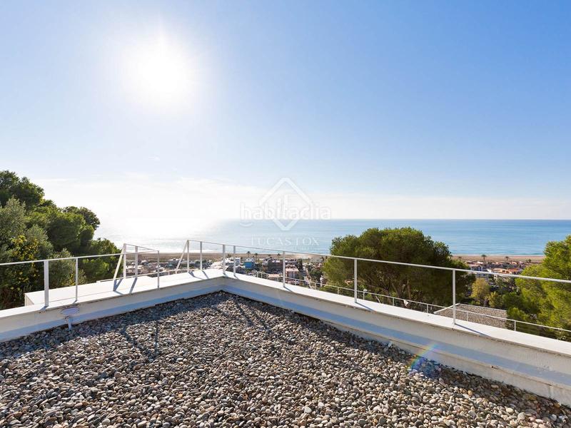 Foto 566eee37-ccb2-44a7-a3ff-90afbccd7498. Chalet villa completamente renovada con vistas panorámicas al mar de 5 dormitorios con 143m terraza en venta en Bellamar en Castelldefels