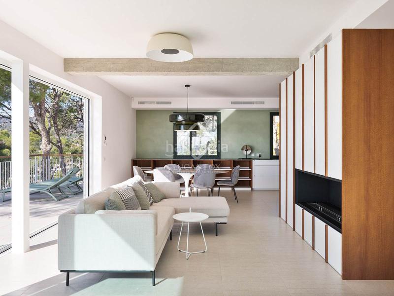 Foto 5a882987-8253-4bf4-b619-42d6b861f748. Chalet villa completamente renovada con vistas panorámicas al mar de 5 dormitorios con 143m terraza en venta en Bellamar en Castelldefels