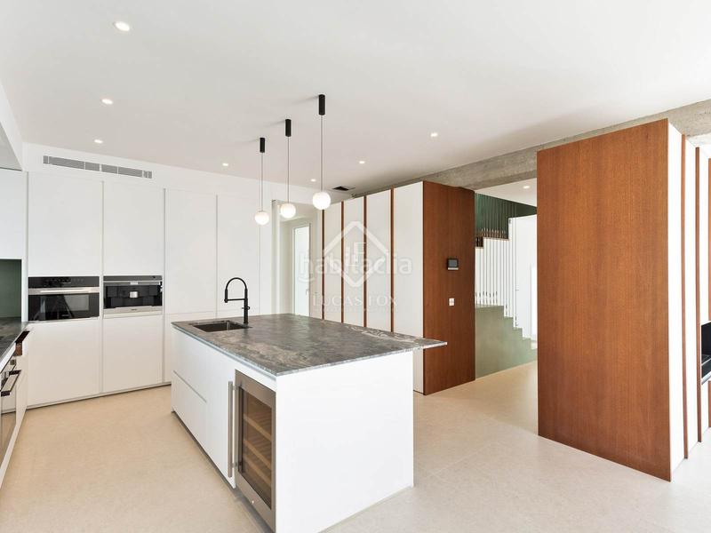 Foto 6185ac5b-20df-4176-aaab-0bb032db12ee. Chalet villa completamente renovada con vistas panorámicas al mar de 5 dormitorios con 143m terraza en venta en Bellamar en Castelldefels