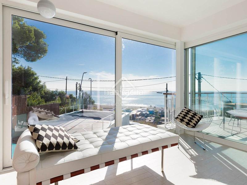 Foto 6e5c1344-33f1-4a59-bbac-7545fb334ded. Chalet villa completamente renovada con vistas panorámicas al mar de 5 dormitorios con 143m terraza en venta en Bellamar en Castelldefels