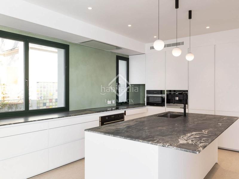 Foto 70520d60-ffd2-49f2-aac7-36ae848c19bb. Chalet villa completamente renovada con vistas panorámicas al mar de 5 dormitorios con 143m terraza en venta en Bellamar en Castelldefels