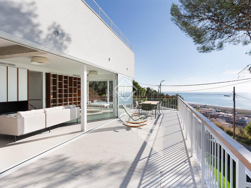 Foto 788bb0e1-ed03-4896-bed4-1babcfc6e49b. Chalet villa completamente renovada con vistas panorámicas al mar de 5 dormitorios con 143m terraza en venta en Bellamar en Castelldefels