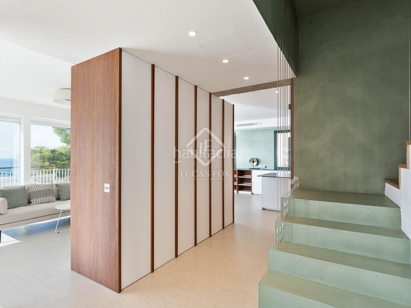 Foto 9059b477-516f-4aab-8c60-4d3335418b8c. Chalet villa completamente renovada con vistas panorámicas al mar de 5 dormitorios con 143m terraza en venta en Bellamar en Castelldefels