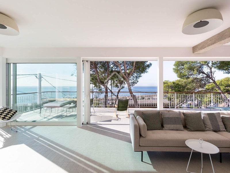 Foto 963a5f35-23ba-4b84-9956-8f13c34684c0. Chalet villa completamente renovada con vistas panorámicas al mar de 5 dormitorios con 143m terraza en venta en Bellamar en Castelldefels