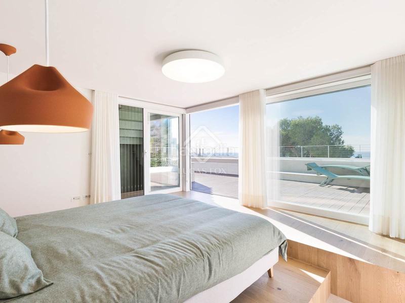 Foto 9ae4c327-0fd2-4507-b653-2a235dcc2905. Chalet villa completamente renovada con vistas panorámicas al mar de 5 dormitorios con 143m terraza en venta en Bellamar en Castelldefels