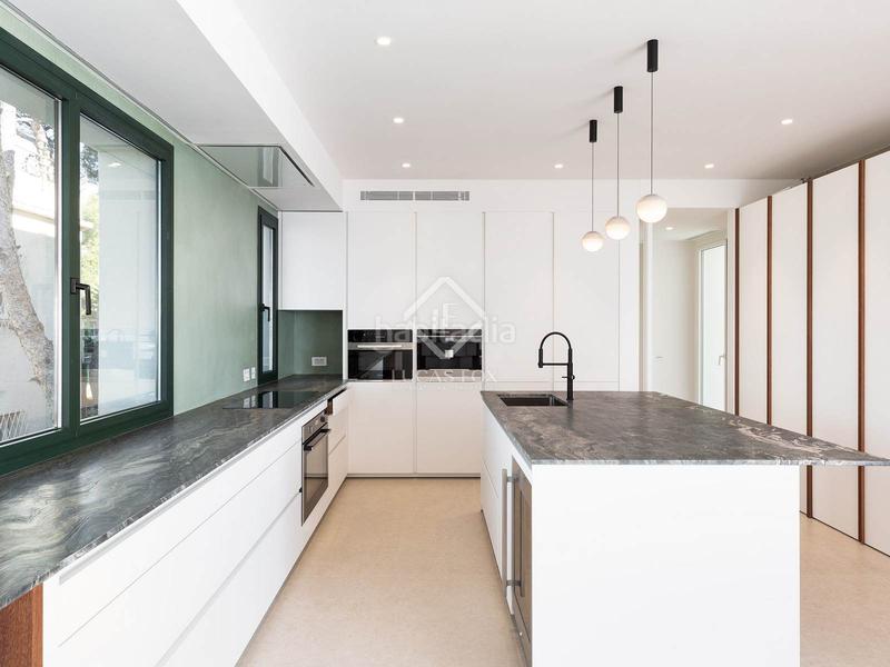 Foto a2620b5a-718c-4a63-8ad9-9428d5c2bd1f. Chalet villa completamente renovada con vistas panorámicas al mar de 5 dormitorios con 143m terraza en venta en Bellamar en Castelldefels