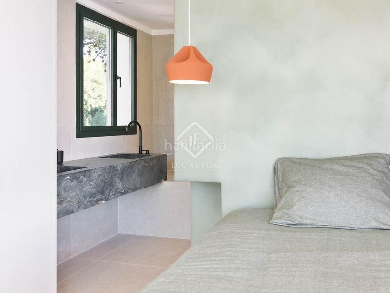 Foto a772c9b7-d353-4b8b-9bd5-9ffd92a01be5. Chalet villa completamente renovada con vistas panorámicas al mar de 5 dormitorios con 143m terraza en venta en Bellamar en Castelldefels
