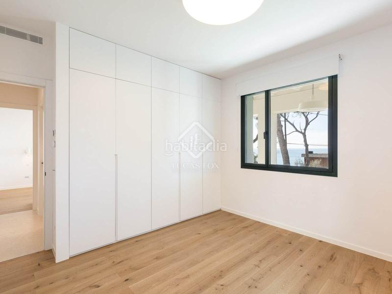 Foto adbf0816-dcfd-4a21-844e-a131d5c9be86. Chalet villa completamente renovada con vistas panorámicas al mar de 5 dormitorios con 143m terraza en venta en Bellamar en Castelldefels