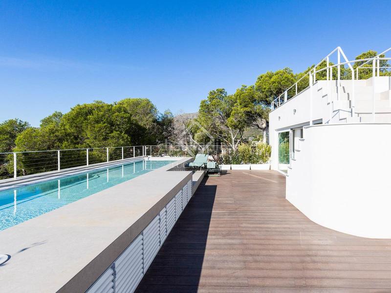 Foto aed80a3b-2737-44e8-9de2-a22dfabbd39c. Chalet villa completamente renovada con vistas panorámicas al mar de 5 dormitorios con 143m terraza en venta en Bellamar en Castelldefels