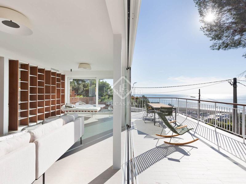 Foto afb562be-2338-4923-81cb-4bfb6329ce8f. Chalet villa completamente renovada con vistas panorámicas al mar de 5 dormitorios con 143m terraza en venta en Bellamar en Castelldefels