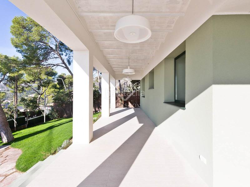 Foto b79dac7c-6cb9-412a-9e4b-7f2b38d35bd8. Chalet villa completamente renovada con vistas panorámicas al mar de 5 dormitorios con 143m terraza en venta en Bellamar en Castelldefels