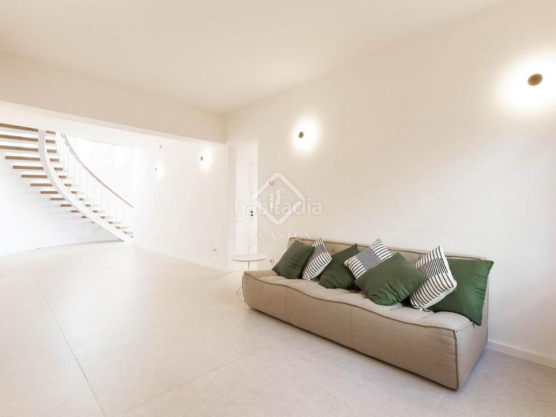 Foto bad1cd28-93c9-41e8-aece-660a7bfaba14. Chalet villa completamente renovada con vistas panorámicas al mar de 5 dormitorios con 143m terraza en venta en Bellamar en Castelldefels