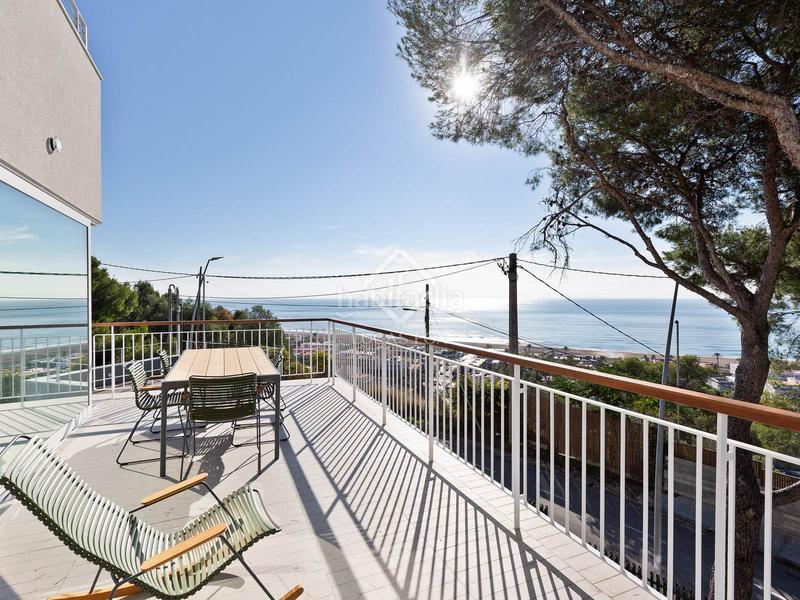 Foto bf89e932-8cf4-40b1-a80f-8ba80ff123bb. Chalet villa completamente renovada con vistas panorámicas al mar de 5 dormitorios con 143m terraza en venta en Bellamar en Castelldefels