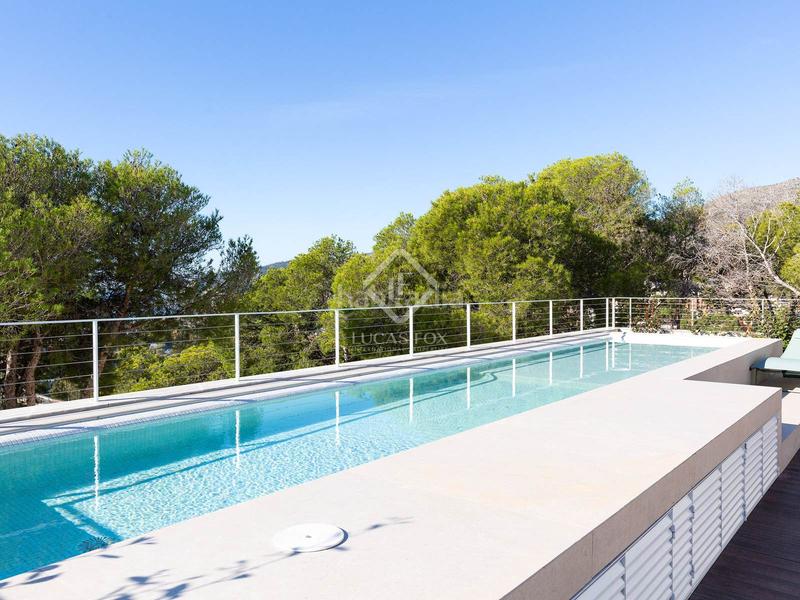Foto c318411b-eb5c-4d6e-959f-0dc6ad04f963. Chalet villa completamente renovada con vistas panorámicas al mar de 5 dormitorios con 143m terraza en venta en Bellamar en Castelldefels