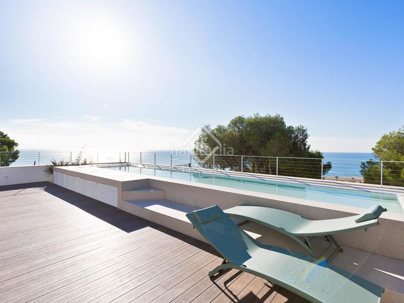 Foto caf9fdb8-b11e-4f3d-a568-45f42644deb6. Chalet villa completamente renovada con vistas panorámicas al mar de 5 dormitorios con 143m terraza en venta en Bellamar en Castelldefels