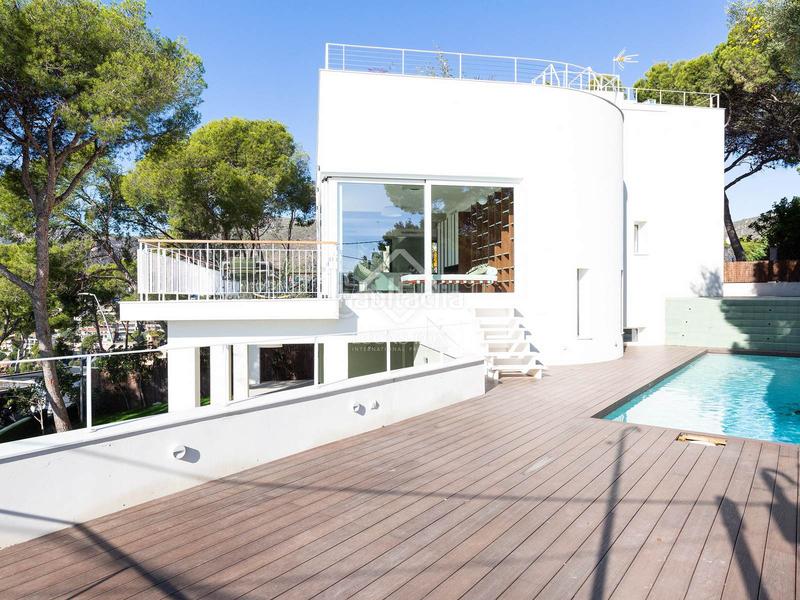 Foto cf0e264e-2fc3-46b8-99b9-1782bfffc182. Chalet villa completamente renovada con vistas panorámicas al mar de 5 dormitorios con 143m terraza en venta en Bellamar en Castelldefels