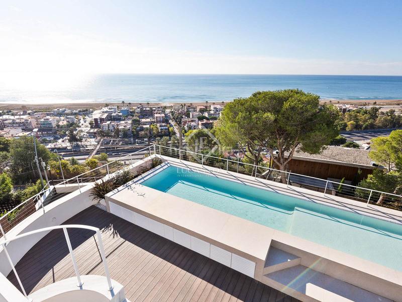 Foto cff324d8-5beb-4b6e-92f8-90ecd2ff52a4. Chalet villa completamente renovada con vistas panorámicas al mar de 5 dormitorios con 143m terraza en venta en Bellamar en Castelldefels
