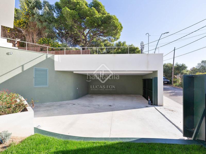 Foto d1ae9e3a-d7ac-4332-8175-7e6ae12baa2e. Chalet villa completamente renovada con vistas panorámicas al mar de 5 dormitorios con 143m terraza en venta en Bellamar en Castelldefels