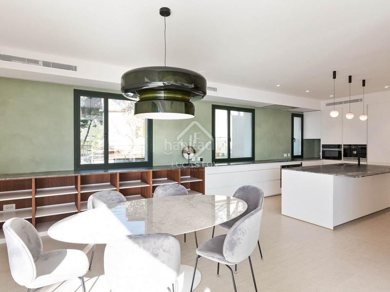 Foto d4342ad0-a89a-48e9-a631-61ce1b406c81. Chalet villa completamente renovada con vistas panorámicas al mar de 5 dormitorios con 143m terraza en venta en Bellamar en Castelldefels
