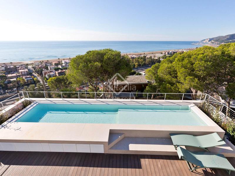 Foto e3ee2794-09bc-4043-a547-192eeb312759. Chalet villa completamente renovada con vistas panorámicas al mar de 5 dormitorios con 143m terraza en venta en Bellamar en Castelldefels