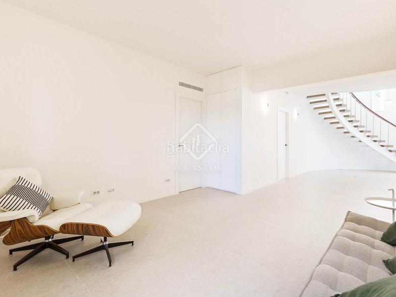 Foto f5a18001-83b8-49eb-adff-167a04e9299e. Chalet villa completamente renovada con vistas panorámicas al mar de 5 dormitorios con 143m terraza en venta en Bellamar en Castelldefels