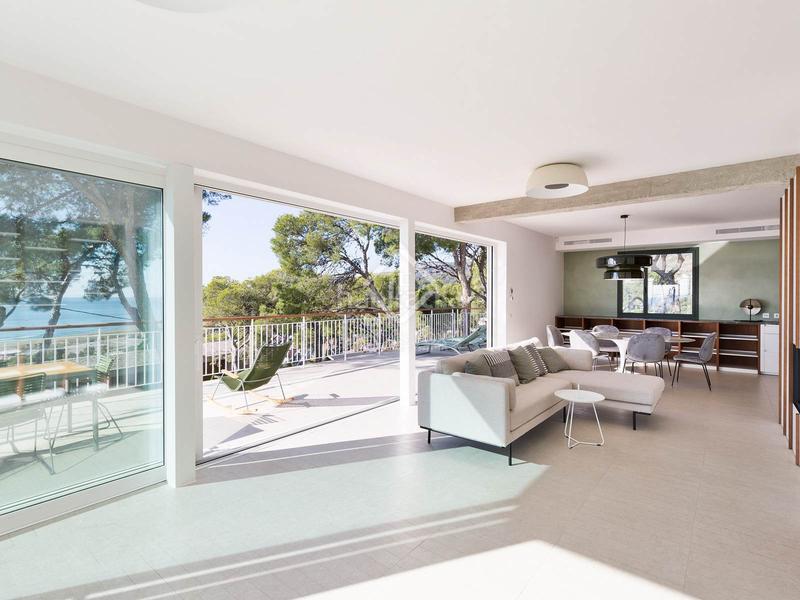 Foto f628dac6-ca38-477f-9e51-123ea5255e96. Chalet villa completamente renovada con vistas panorámicas al mar de 5 dormitorios con 143m terraza en venta en Bellamar en Castelldefels