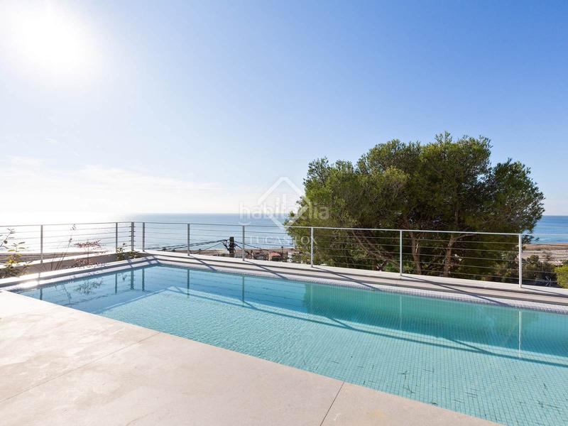 Foto ffee8d55-6e3b-4c73-bed2-f1875be23d2c. Chalet villa completamente renovada con vistas panorámicas al mar de 5 dormitorios con 143m terraza en venta en Bellamar en Castelldefels