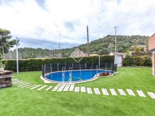 Chalet in La Plana-Bellsoleig. Fantástica casa de 5 dormitorios con jardín a nivel, piscina y g