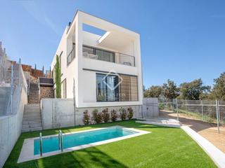 Xalet a Begur. Casa  villa de obra nueva de 3 dormitorios con 143m de jardín en
