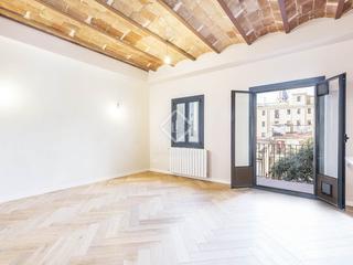 Piso en Gòtic. Piso en excelentes condiciones de 3 dormitorios con 6m terraza e