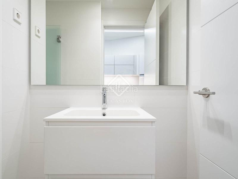 Foto 17f241c6-2a15-479c-adc1-34d34dc3a915. Piso en venta piso de dos dormitorios con terraza de 10m en leixample izquierdo en Barcelona