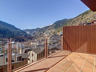 Chalet in Ciudad Universitaria. Casa villa, actualmente alquilada, con tres dormitorios y 46 m d
