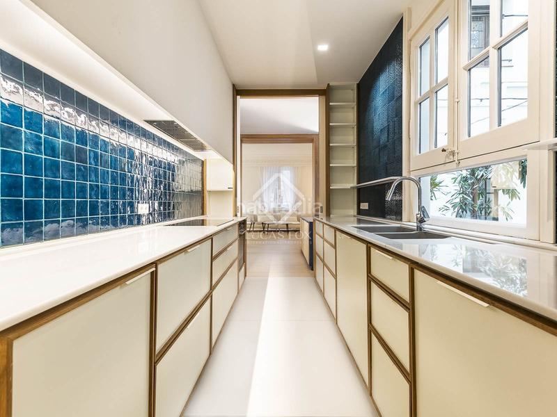 Foto 1790bfcb-6732-41bd-918a-983ea05ce657. Piso en venta piso de cuatro dormitorios en excelentes condiciones con terraza de 63m en el born en Barcelona