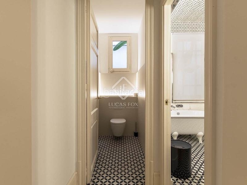 Foto 44a273db-8a5b-4fc8-9bd9-99cf769c4a3e. Piso en venta piso de cuatro dormitorios en excelentes condiciones con terraza de 63m en el born en Barcelona