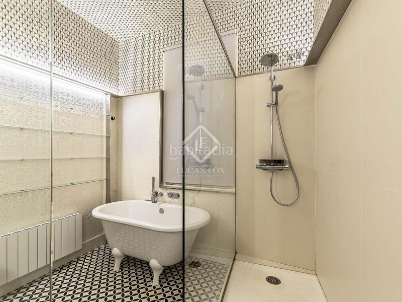 Foto 5f547ffe-4c60-431c-a9f6-08fb3ba11fc0. Piso en venta piso de cuatro dormitorios en excelentes condiciones con terraza de 63m en el born en Barcelona