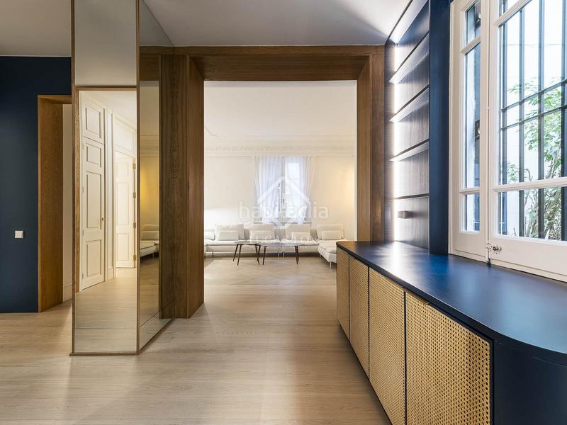 Foto bf70164d-055f-4fa5-b57d-a6848223c67d. Piso en venta piso de cuatro dormitorios en excelentes condiciones con terraza de 63m en el born en Barcelona