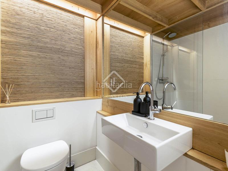 Foto daf6f544-9f23-4e6d-9617-fe341ec751ec. Piso en venta piso de cuatro dormitorios en excelentes condiciones con terraza de 63m en el born en Barcelona