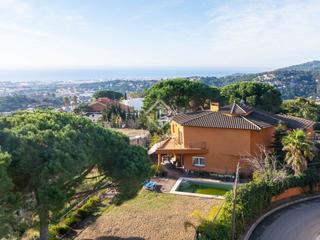 Xalet a Cabrils. Villa mediterránea con vistas al mar y a la montaña en venta en