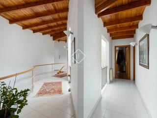 Xalet a Cabrils. Villa mediterránea con vistas al mar y a la montaña en venta en